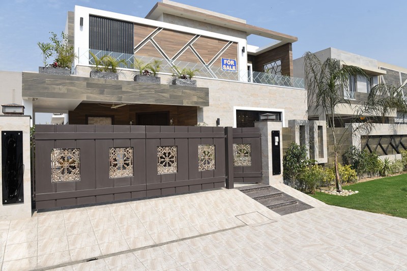 1 kanal house for sale owner build house in EE Block Bahria Town Lahore.