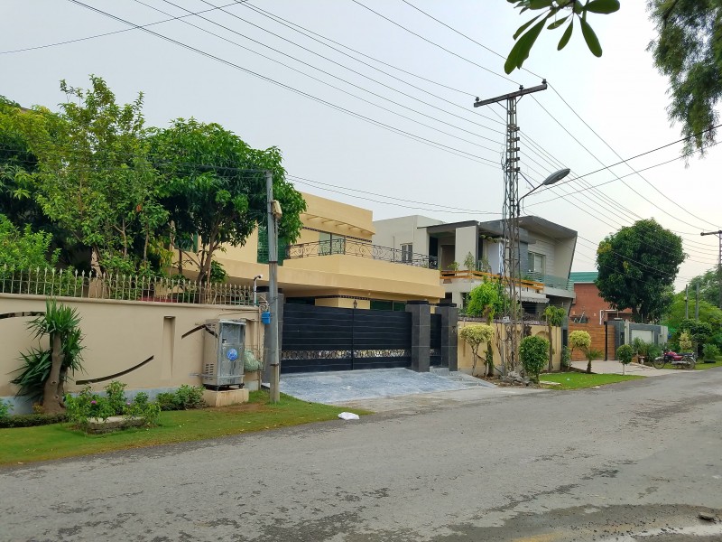 ONE KANAL RENOVATED HOUSE FOR SALE IN DHA PHASE 4