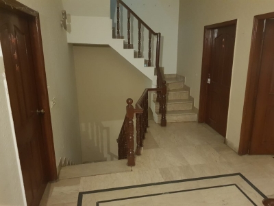 1 KANAL HOUSE FOR SALE IN M BLOCK ON 60 FEET ROAD MAIN BACKSIDE