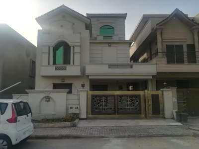 10 Marla Beautiful House available For Sale in  I-8/2 Islamabad