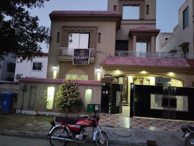 10 MARLA CHAMBELI BLOCK BEAUTIFUL HOUSE FOR SALE IN BAHRIA TOWN LAHORE.