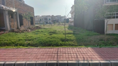 10 Marla plot for sale in Behria Town phase 8 Islamabad