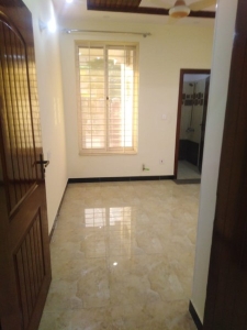 10 Marla Beautiful House Available For Sale in F-11/2 Islamabad