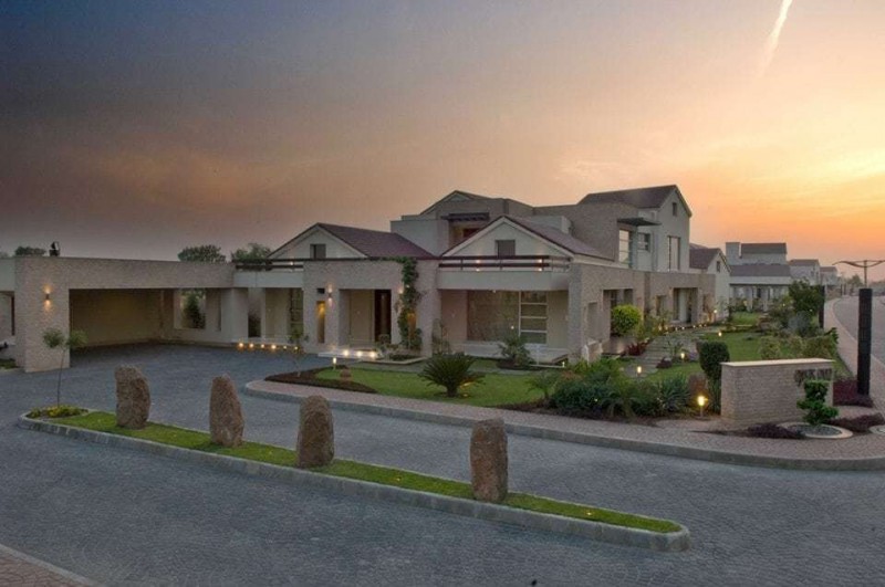 1 KANAL TOP HOUSE FOR SALE IN BLOCK-EE BAHRIA TOWN LAHORE.